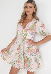 Born2be - Jasnoróżowa Rozkloszowana Sukienka Mini w Kwiaty z Koronką przy Dekolcie i Falbanką Daninia. Kolor: różowy. Materiał: koronka. Długość rękawa: krótki rękaw. Wzór: kwiaty, koronka. Długość: mini #5