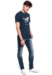 Mustang - MUSTANG T SHIRT Print Tee DRESS BLUES 1008718 5334. Kolor: niebieski. Wzór: nadruk #4