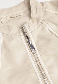 Born2be - Beżowa Taliowana Kurtka Ramoneska z Kontrastowymi Lamówkami Nissalea. Okazja: na co dzień. Kolor: beżowy. Materiał: jeans, skóra, poliester. Styl: casual #4