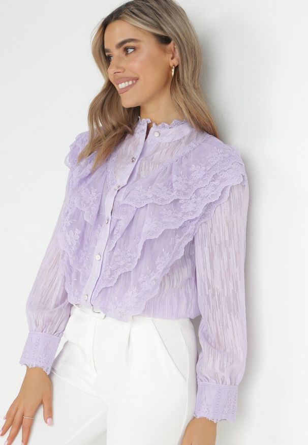 Born2be - Fioletowa Koszula z Metaliczną Nitką i Falbanką Ruweyda. Typ kołnierza: kołnierz z falbankami. Kolor: fioletowy. Materiał: tkanina. Długość rękawa: długi rękaw. Długość: długie. Wzór: haft. Styl: elegancki