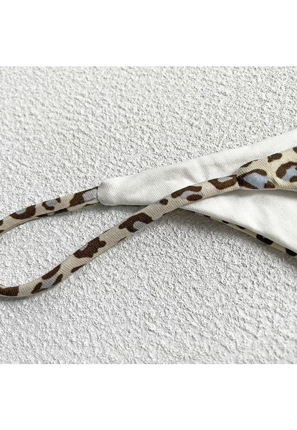 Intica - Stringi damskie z cienkimi paseczkami eleganckie i wygodne Inyong. Kolor: beżowy. Materiał: materiał, tkanina