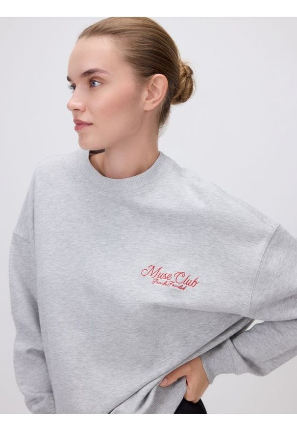 Reserved - Bluza z haftowanym napisem - jasnoszary. Kolor: szary. Materiał: bawełna. Wzór: napisy, haft