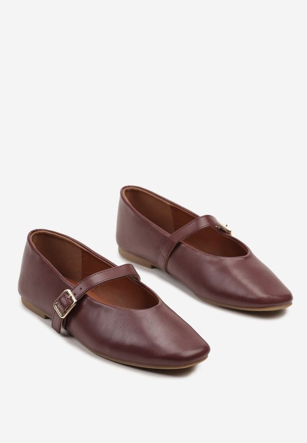 Renee - Ciemnobrązowe Balerinki w Stylu Mary Jane z Klamerką Leniffia. Okazja: na co dzień. Kolor: brązowy. Materiał: jeans. Obcas: na obcasie. Styl: elegancki, casual. Wysokość obcasa: niski