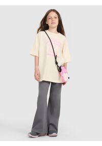 4f - 4F T-shirt oversize z nadrukiem dziewczęcy - beżowy 122 (6-7 lat). Okazja: na co dzień. Kolor: beżowy. Materiał: bawełna, jersey. Wzór: nadruk. Sezon: lato. Styl: klasyczny, casual, sportowy #2