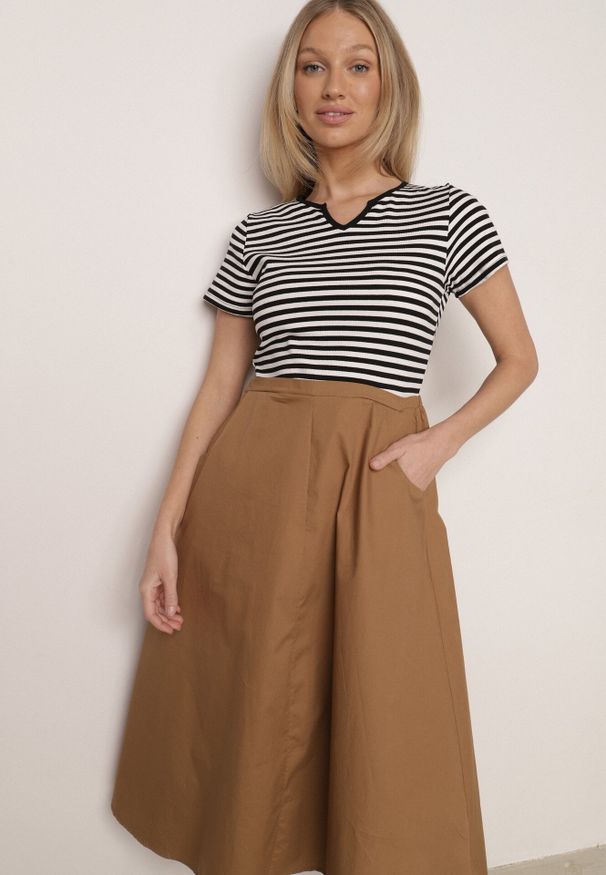 Born2be - Czarno-Beżowa Rozkloszowana Sukienka z Bawełny Imitująca Bluzkę w Paski i Spódnicę Chathusa. Okazja: na co dzień. Kolor: czarny. Materiał: bawełna. Wzór: paski. Typ sukienki: proste. Styl: retro, klasyczny, casual