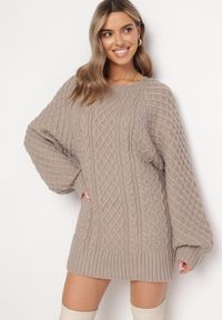 Born2be - Ciemnobeżowy Sweter o Wydłużonym Fasonie z Modnym Splotem Ahexa. Kolor: beżowy. Długość: długie. Wzór: ze splotem #3
