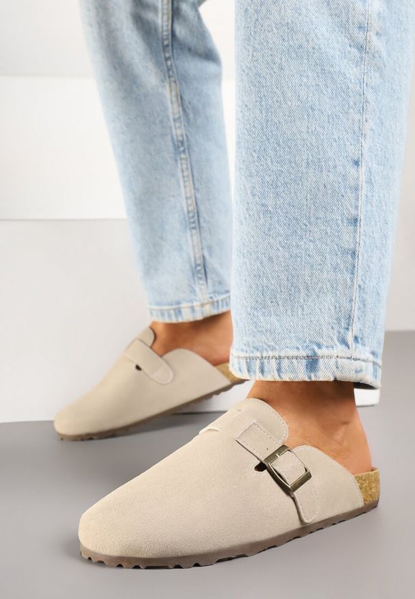 Born2be - Beżowe Klapki z Ozdobną Klamrą Kinasela. Okazja: na co dzień. Kolor: beżowy. Wzór: kwiaty. Sezon: lato. Styl: elegancki, casual