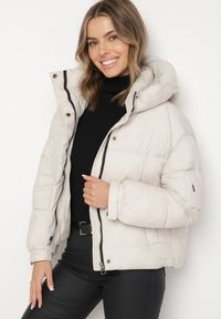 Born2be - Biała Pikowana Kurtka Puffer z Kapturem i Kieszonką przy Rękawie Galieana. Okazja: na spacer. Typ kołnierza: kaptur. Kolor: biały. Materiał: jeans, dzianina. Styl: sportowy, elegancki #6