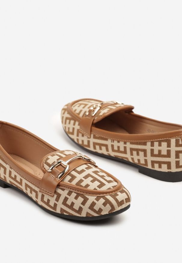 Born2be - Brązowe Mokasyny z Imitacji Zamszu Zdobione Elegancką Klamerką Nusathia. Okazja: na spacer. Nosek buta: okrągły. Kolor: brązowy. Materiał: zamsz. Wzór: aplikacja. Obcas: na obcasie. Styl: elegancki. Wysokość obcasa: niski