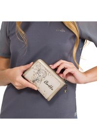 Portfel damski Anekke, z ozdobnym nadrukiem i metalowym logo zapinany na suwak wyposażony w przegrody na karty kieszeń na monety oraz miejsce na bank. Kolor: złoty. Wzór: nadruk #2
