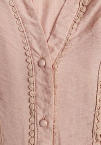 Born2be - Jasnoróżowa Rozkloszowana Sukienka z Wiskozy z Wiązanym Paskiem i Koronką Reivoria. Okazja: na spacer, na co dzień. Typ kołnierza: dekolt w kształcie V. Kolor: różowy. Materiał: wiskoza, koronka. Długość rękawa: długi rękaw. Wzór: koronka. Styl: casual, klasyczny #2