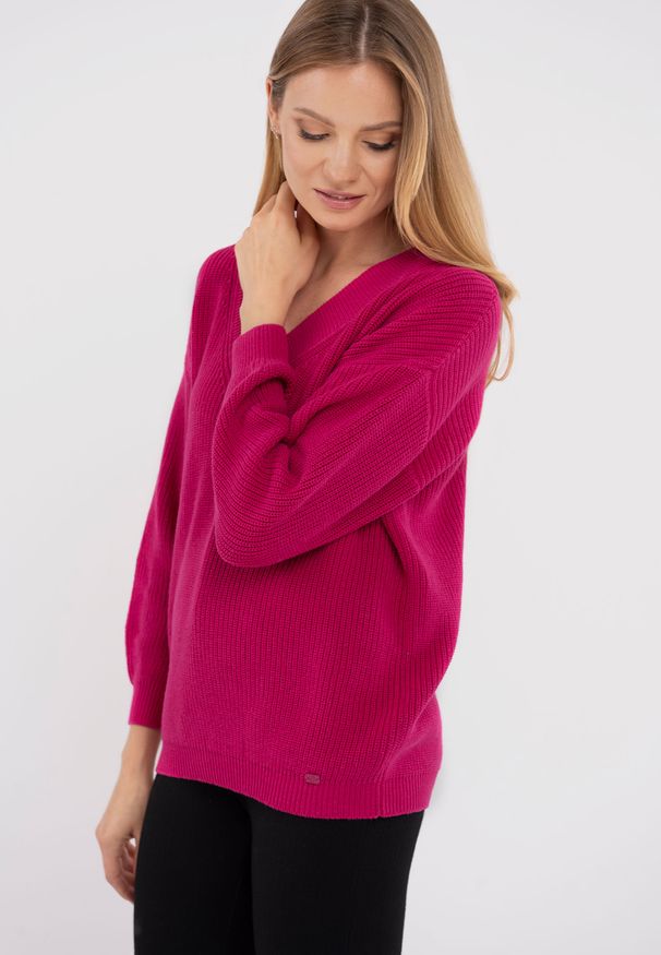 Volcano - Sweter oversize S-VIDA. Typ kołnierza: dekolt w serek. Materiał: prążkowany, bawełna, akryl. Wzór: ze splotem