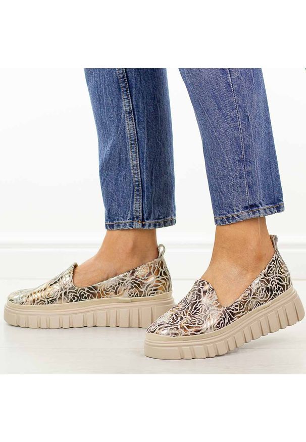 Złote multi skórzane półbuty damskie Filippo Dp7703/26. Okazja: na co dzień. Nosek buta: okrągły. Zapięcie: bez zapięcia. Kolor: złoty. Szerokość cholewki: normalna. Wzór: kwiaty. Materiał: skóra. Sezon: wiosna, jesień. Obcas: na platformie. Styl: casual, klasyczny, elegancki