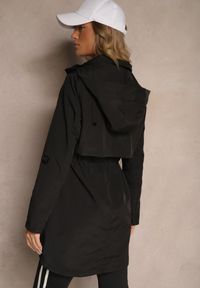 Renee - Czarna Kurtka Utility Parka z Odpinanym Kapturem i Wiązaniem w Talii Kalirne. Typ kołnierza: kaptur. Kolor: czarny. Styl: elegancki #5