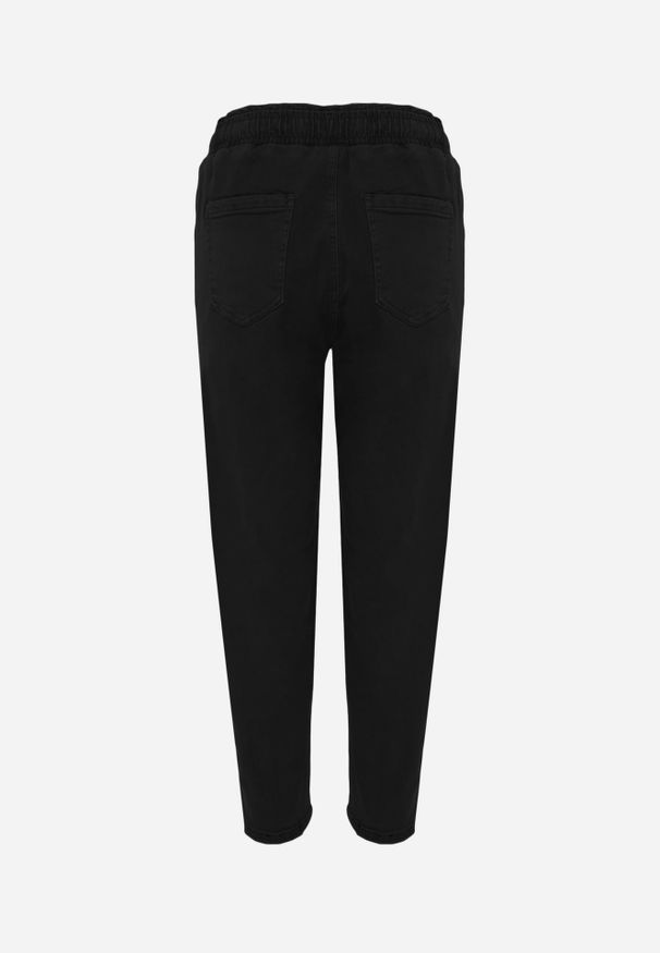 Renee - Czarne Jeansy Mom Fit z Bawełny ze Ściągaczem w Talii Carilera. Okazja: na co dzień. Kolor: czarny. Styl: casual, retro, sportowy
