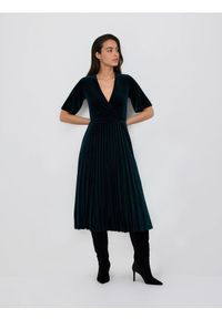 Reserved - Welurowa sukienka z plisowaniem - morski. Kolor: morski. Materiał: welur #1