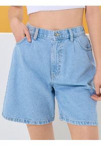 Sinsay - Szorty jeansowe z zaszewkami - niebieski. Kolor: niebieski. Materiał: jeans #1