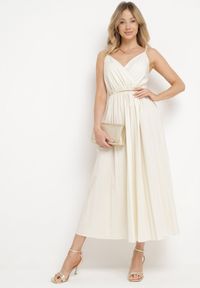 Born2be - Jasnobeżowa Rozkloszowana Sukienka Długa z Kopertowym Dekoltem na Ramiączkach Asmerria. Kolor: beżowy. Długość rękawa: na ramiączkach. Typ sukienki: kopertowe. Styl: elegancki. Długość: maxi #1