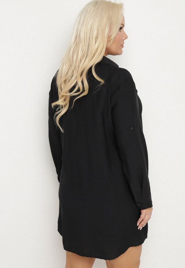 Born2be - Czarna Koszulowa Sukienka z Wiskozy Zdobiona Kwiatowym Haftem Nalilsa. Okazja: na co dzień. Typ kołnierza: kołnierzyk klasyczny. Kolekcja: plus size. Kolor: czarny. Materiał: wiskoza. Wzór: aplikacja, haft, kwiaty. Typ sukienki: koszulowe. Styl: casual, elegancki, klasyczny
