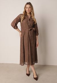 Born2be - Brązowa Koronkowa Sukienka Koszulowa o Rozkloszowanym Dole z Paskiem w Talii Nesssea. Okazja: do pracy, na co dzień. Kolor: brązowy. Materiał: koronka. Typ sukienki: koszulowe. Styl: elegancki, casual #1
