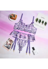 Intica - Komplet bielizny koronkowej z kwiatowym wzorem na romantyczne wieczory Trixy. Kolor: fioletowy. Materiał: koronka. Wzór: kwiaty #1