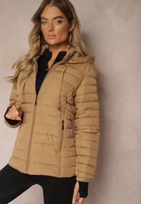 Renee - Ciemnobeżowa Kurtka Ozdobiona Pikowaniem Wykończona Sznurkami i Kapturem Mivissa. Okazja: na spacer, na co dzień. Kolor: beżowy. Materiał: jeans. Wzór: aplikacja. Styl: elegancki, casual