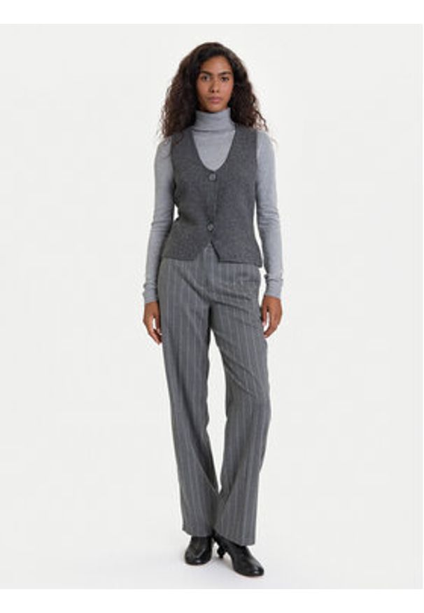 Vero Moda Kamizelka Brisa 10334682 Szary Regular Fit. Kolor: szary. Materiał: syntetyk