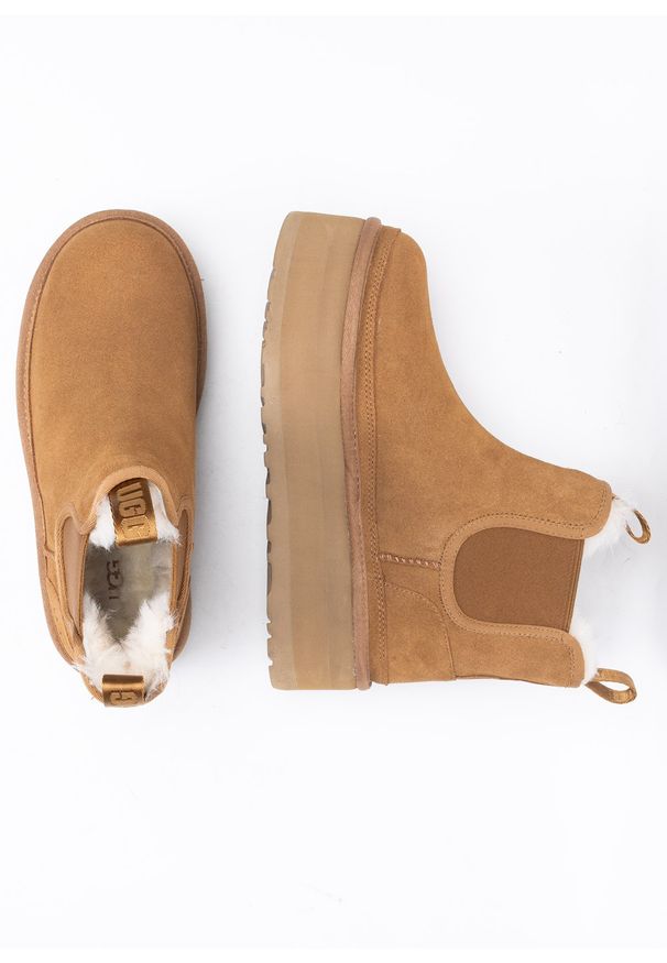 Ugg - Sztyblety damskie brązowe UGG W NEUMEL PLATFORM CHELSEA. Kolor: brązowy. Materiał: wełna, lyocell, zamsz, skóra. Szerokość cholewki: normalna. Obcas: na platformie. Styl: elegancki