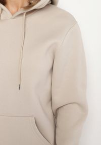Born2be - Beżowa Bluza z Kapturem i Kangurkową Kieszenią Envila. Okazja: na co dzień. Typ kołnierza: kaptur. Kolor: beżowy. Materiał: jeans. Styl: casual, elegancki #5