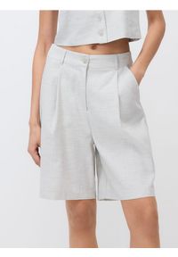 Reserved - Szorty bermudy z zakładkami - jasnoszary. Kolor: szary. Materiał: tkanina, len, wiskoza. Wzór: gładki #1
