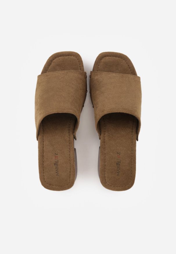 Born2be - Zielone Klapki Drewniaki na Słupku Zdobione Nitami Hilencja. Okazja: na co dzień. Kolor: zielony. Materiał: len, zamsz. Wzór: aplikacja. Obcas: na słupku. Styl: boho, casual