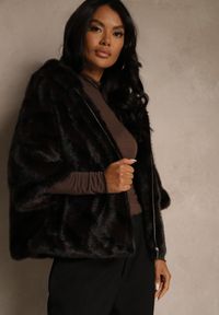 Renee - Czarna Kurtka Futrzana o Kroju Oversize z Kapturem i Rękawami 3/4 Titene. Okazja: na co dzień. Typ kołnierza: kaptur. Kolor: czarny. Materiał: futro. Sezon: zima. Styl: casual, elegancki, klasyczny #4