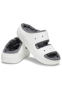 Crocs Classic Cozzzy Sandal. Kolor: biały. Materiał: futro. Wzór: paski