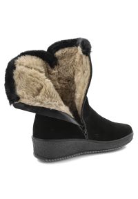 Czarne Botki Rieker Ocieplane Buty Damskie Na Koturnie. Okazja: na co dzień. Kolor: czarny. Materiał: zamsz, futro. Sezon: zima. Obcas: na koturnie. Styl: klasyczny, casual, elegancki #7