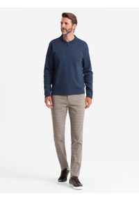 Ombre Clothing - Longsleeve polo męski z zapinanym na zamek kołnierzykiem – granatowy V7 OM-POLS-0130 - XXL. Typ kołnierza: polo. Kolor: niebieski. Materiał: bawełna, skóra, dzianina, materiał. Długość rękawa: długi rękaw. Wzór: aplikacja. Styl: sportowy, elegancki
