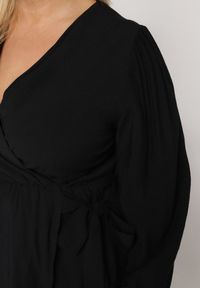 Born2be - Czarna Kopertowa Sukienka z Wiskozą z Wiązaniem w Pasie Vidila. Kolekcja: plus size. Kolor: czarny. Materiał: wiskoza. Sezon: wiosna, jesień. Typ sukienki: kopertowe #6