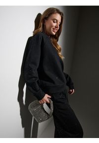 Sinsay - Bluza crewneck z połyskującymi aplikacjami - czarny. Kolor: czarny. Wzór: aplikacja #1