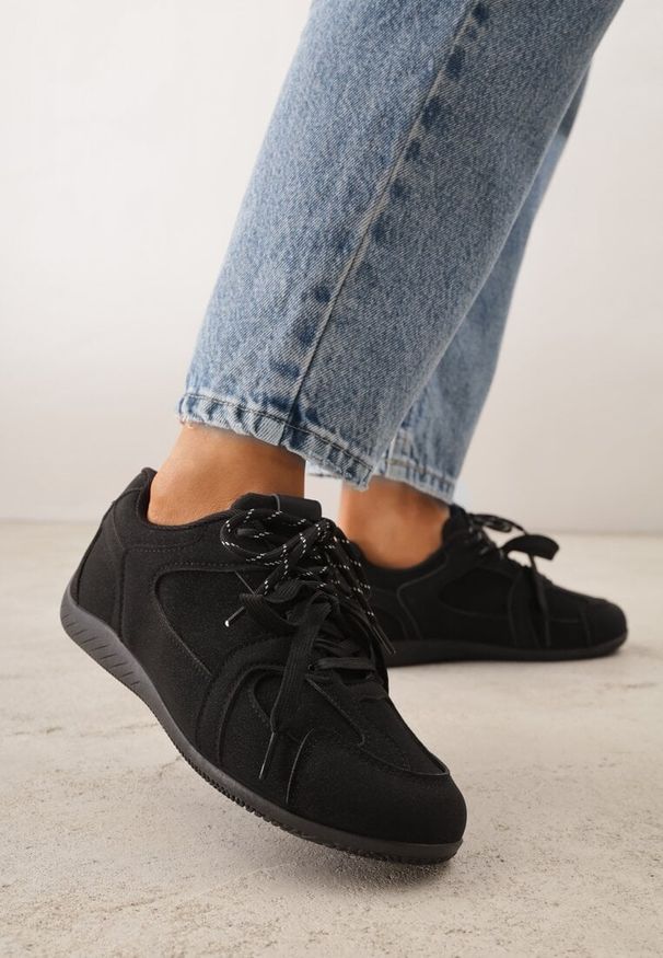 Renee - Czarne Sneakersy z Podwójnym Sznurowaniem i Geometrycznymi Wstawkami Adrearah. Okazja: na co dzień. Kolor: czarny. Wzór: geometria
