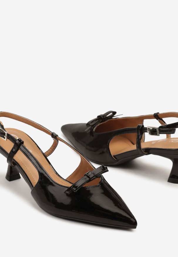 Renee - Czarne Sandały Lakierowane na Kaczuszce Typu Slingback z Kokardą Nonarilin. Okazja: na co dzień. Zapięcie: sprzączka. Kolor: czarny. Materiał: lakier. Sezon: lato. Obcas: na szpilce. Styl: wizytowy, casual, elegancki. Wysokość obcasa: średni