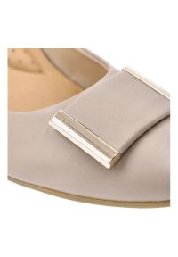 Czółenka damskie Armodo, cholewka skóra naturalna gładka klasyczny fason stabilny obcas metalowa ozdoba z przodu jednolita forma miękkie wykończenie. Okazja: na spotkanie biznesowe, do pracy. Kolor: beżowy. Materiał: skóra. Szerokość cholewki: normalna. Wzór: gładki, jednolity, aplikacja. Obcas: na obcasie. Styl: klasyczny. Wysokość obcasa: średni #8