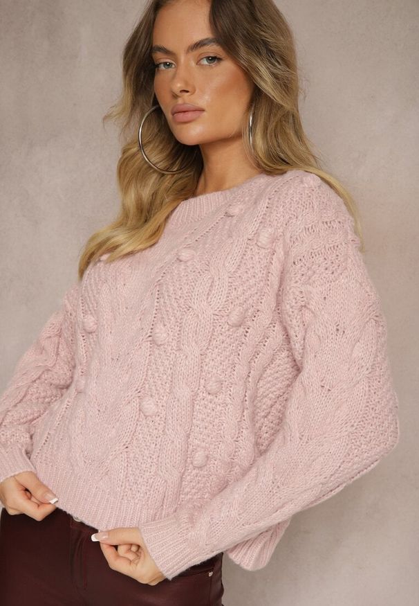 Renee - Różowy Sweter z Wełną i Wiskozą Ozdobiony Tłoczeniem i Kulkami Vaiannae. Okazja: na co dzień. Kolor: różowy. Materiał: wełna, wiskoza. Wzór: aplikacja. Styl: casual, elegancki