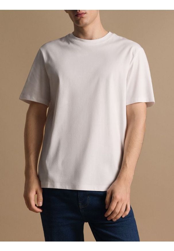 Reserved - T-shirt regular z interlokowym splotem - biały. Kolor: biały. Materiał: dzianina. Wzór: ze splotem