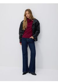 Reserved - Sweter z golfem - bordowy. Typ kołnierza: golf. Kolor: czerwony. Materiał: dzianina. Wzór: gładki