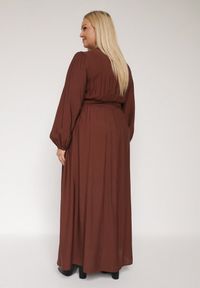 Born2be - Brązowa Rozkloszowana Sukienka z Marszczeniem i Gumką w Pasie Fedorna. Okazja: na co dzień. Kolekcja: plus size. Kolor: brązowy. Typ sukienki: dla puszystych. Styl: casual, elegancki #7