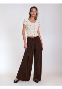 Sinsay - Prążkowane spodnie wide leg z gumką w pasie - brązowy. Kolor: brązowy. Materiał: prążkowany #1