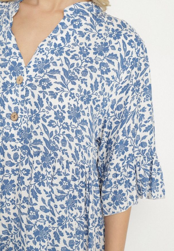 Born2be - Biało-Niebieska Bawełniana Sukienka w Kwiaty o Rozkloszowanym Kroju Jenaleira. Okazja: na co dzień. Typ kołnierza: dekolt w serek. Kolor: biały. Materiał: bawełna. Długość rękawa: krótki rękaw. Wzór: kwiaty. Styl: klasyczny, casual