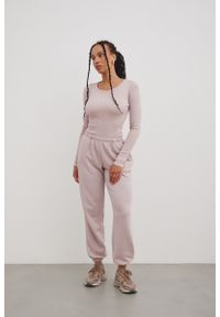 Marsala - Spodnie typu jogger z HAFTEM w kolorze PINK GARDENIA - NEVIS. Materiał: guma, dzianina, bawełna, poliester. Wzór: haft. Styl: elegancki