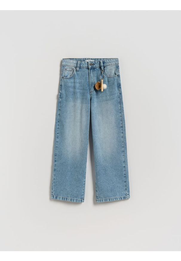 Reserved - Jeansy baggy z brelokiem - niebieski. Kolor: niebieski
