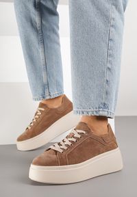 Renee - Brązowe Sneakersy z Naturalnego Zamszu na Platformie Nalirette. Okazja: na co dzień. Kolor: brązowy. Materiał: zamsz. Obcas: na platformie #4
