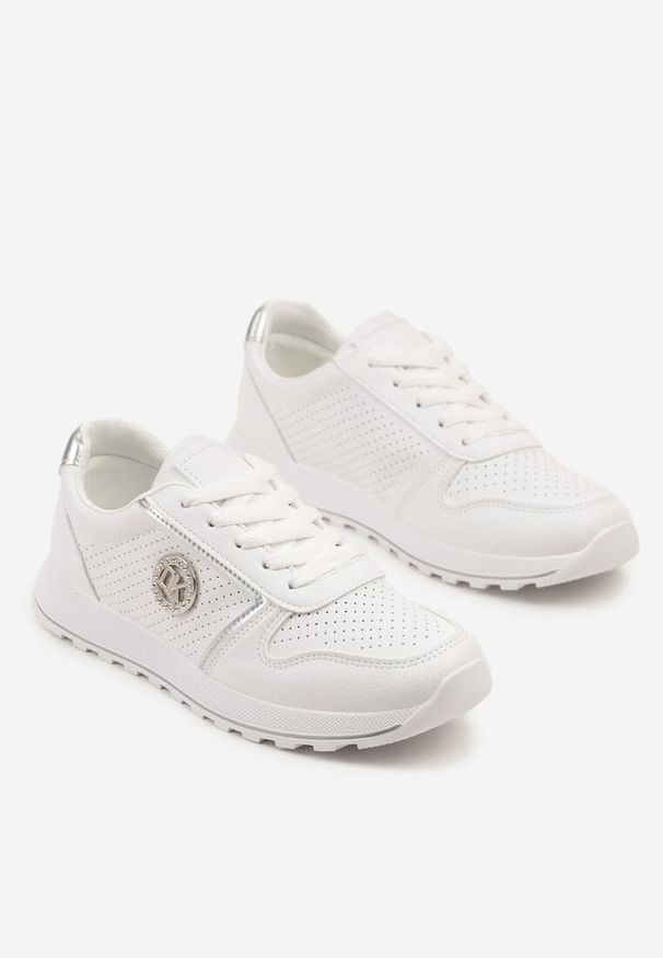 Renee - Srebrne Sneakersy Perforowane z Metaliczną Aplikacją Evinoriella. Okazja: na co dzień, na spacer. Kolor: srebrny. Materiał: jeans, materiał. Wzór: aplikacja. Sport: turystyka piesza